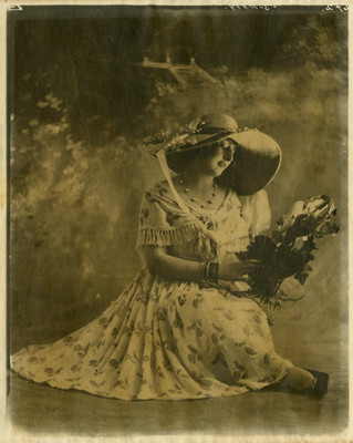 Mujer con flores, retrato
