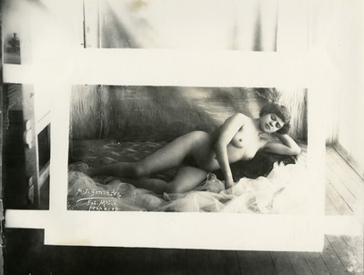 Mujer desnuda recostada sobre el piso de frente, retrato