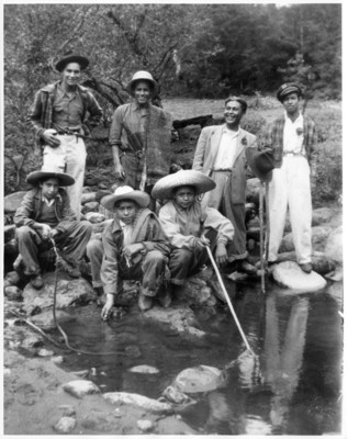 Hombres a orillas de un arroyo, retrato de grupo