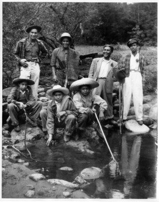 Hombres a orillas de un arroyo, retrato de grupo
