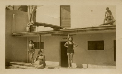 Mujeres en traje de baño a orillas de una alberca