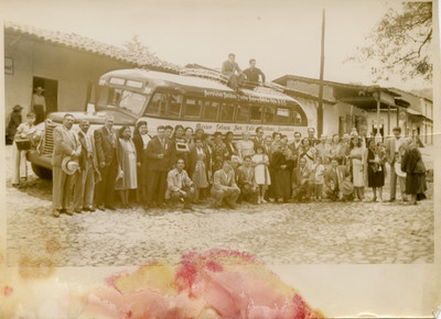 Familia Escobar junto a un autobús estacionado, retrato de grupo