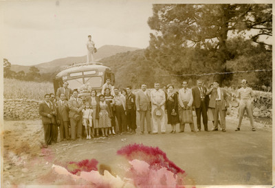 Familia Escobar junto a un autobús, retrato de grupo