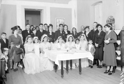Novios durante su boda civil acompañados de familia, retrato