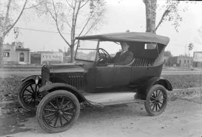 Hombre a bordo de un automóvil modelo 1915
