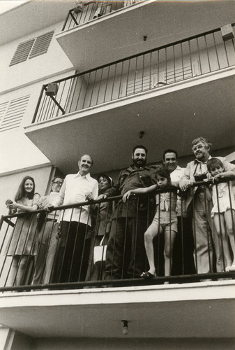 Fidel Castro con otros personajes en un balcón
