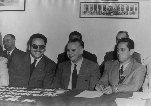 Rafael Galván, Agustín Sánchez Delint y otros personajes presiden una asamblea de la Federación Nacional de Trabajadores de la Industria y Comunicaciones Eléctricas