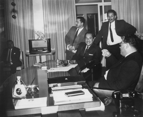 Rafael Galván Maldonado y políticos en una oficina