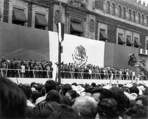 Luis Echeverría Álvarez y gabinete presidencial, durante una ceremonia, frente a Palacio Nacional