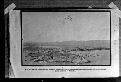 Aeroplano constitucionalista sobrevuela el puerto de Mazatlán