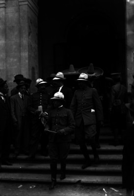 Grupo de hombres convencionistas salen del Teatro Morelos