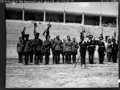 Entrega de banderas en el desfile del 16 de septiembre de 1938