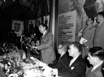 Miguel Alemán Valdés pronunciando discurso durante un banquete