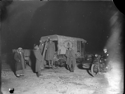 Médicos salen de camión militar