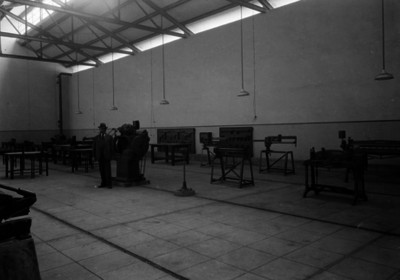 Empresario junto a una sierra en la "fábrica de muebles"