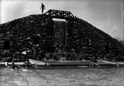 Bañistas en la cascada del balneario del hotel Casino de La Selva