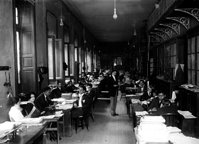 Empleados trabajando en una oficina