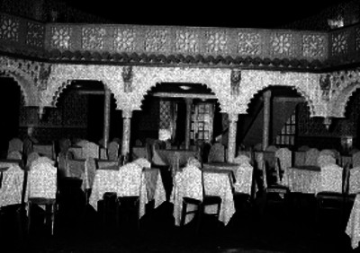 Mesas y decoración arquitectónica del cabaret "Río Rita"