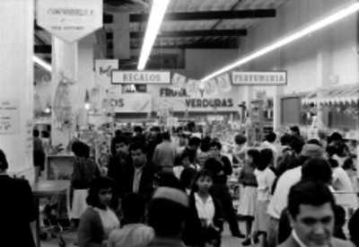 Gente en una tienda departamental