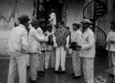 Presos conversando en un patio de la penitenciaría del Distrito Federal
