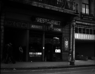 Antiguo edificio de la estación radiofónica XEW y café adyacente, fachada