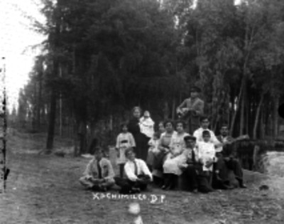 Familia de turistas en un paraje de Xochimilco, retrato de familia