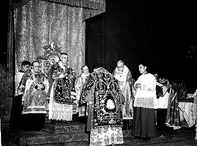 Luis Ma. Martínez, Arzobispo, oficiando una misa
