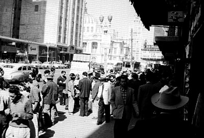 Transeúntes en la calle San Juan de Letrán