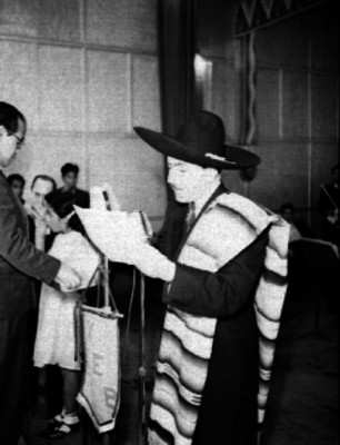 Locutor de la XEB durante un programa