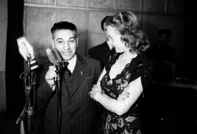 Locutor y mujer durante una trasmisión de la XEB