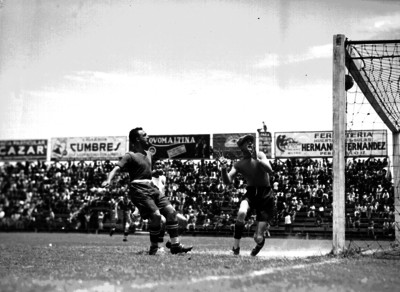 Jugador del México anota un gol
