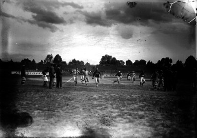 Atletas atraviesan la meta durante carrera deportiva en el Club Atlético Reforma