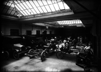 Armado de automóviles en la planta Ford