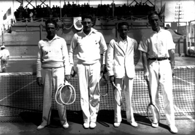 Tenistas frente a la red, retrato de grupo
