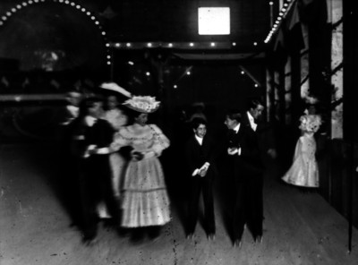 Patinadores durante una actuación en la Academia Metropolitana