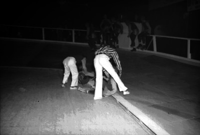 Socorristas auxilian a patinadores caidos durante competencia