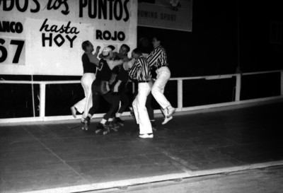Hombres separan a patinadores que pelean
