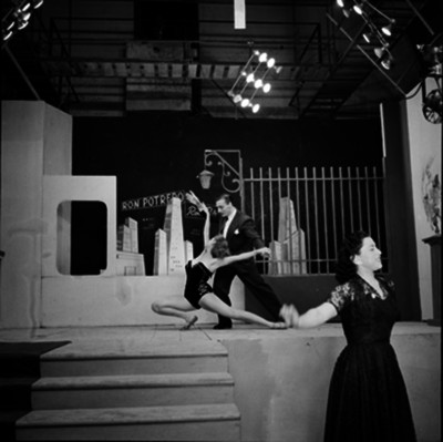 Pareja de bailarines realizan coreografía