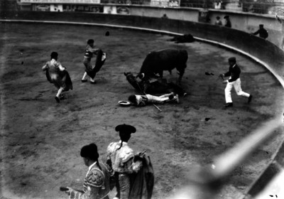 Simón Cárdenas realiza quite a un picador