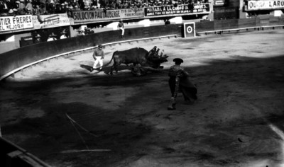 Simón Cárdenas realiza quite a un picador