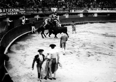 Simón Cárdenas en las tablas observa a un picador