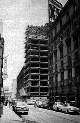 Edificio en cosntrucción entre la calle Humboldt y la Av. Juárez de la Ciudad de México, vista parcial