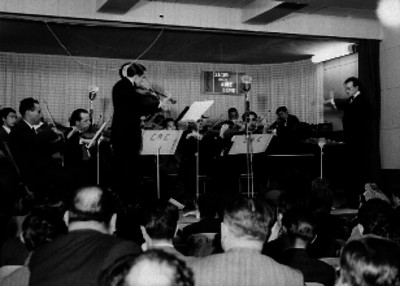 Orquesta en un estudio de la XEQR