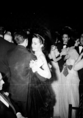 Parejas durante un baile de gala