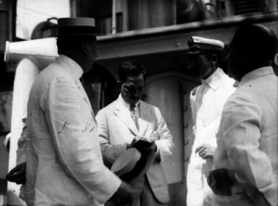 Oficiales de la Fragata Sarmiento conversando en el camarote de un barco