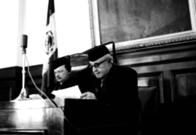 Juez haciendo uso de la palabra durante una sesión en un tribunal de la Suprema Corte de Justicia