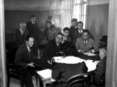 Agentes del Ministerio PúblicO levantando un acta en una oficina