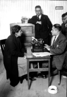 Mujer rindiendo su declaración ante agentes del Ministerio Público