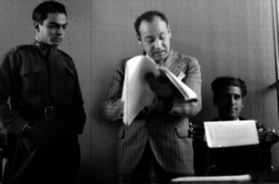 Agente del Ministerio Público dictando acta de proceso penal en una ofician