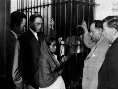 Abogados y mujer de clase humilde frente a un detenido en los separos del Ministerio Público